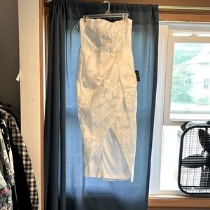 Never worn, lulus white strapless dress. Slit up front. Size M.